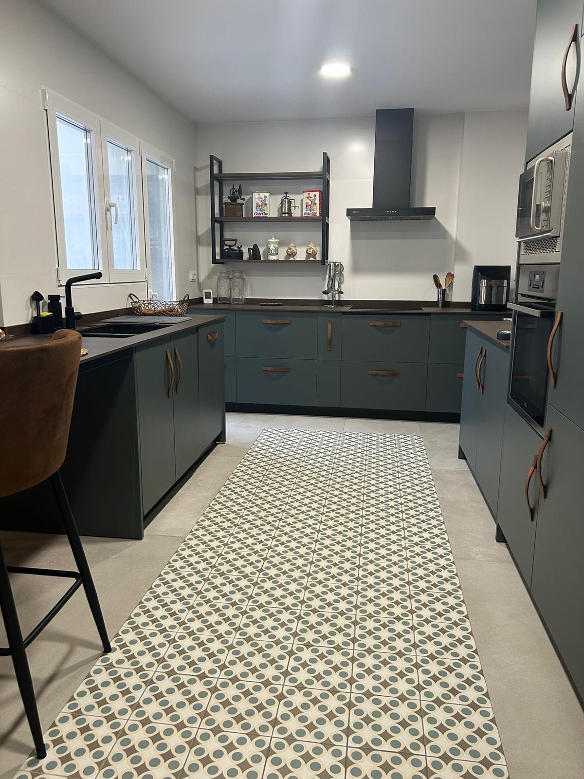 Reforma de cocina en Navalcarnero: puertas Touch Seda y encimera porcelánica efecto oxidado