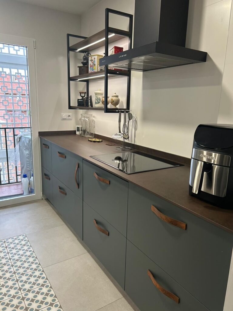 Cocina moderna en Navalcarnero con puertas Touch Seda, elegantes y táctiles