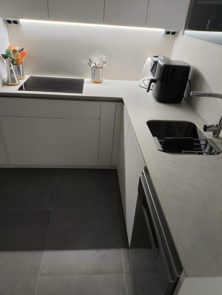 Encimera y frente de cocina en porcelánico continuo