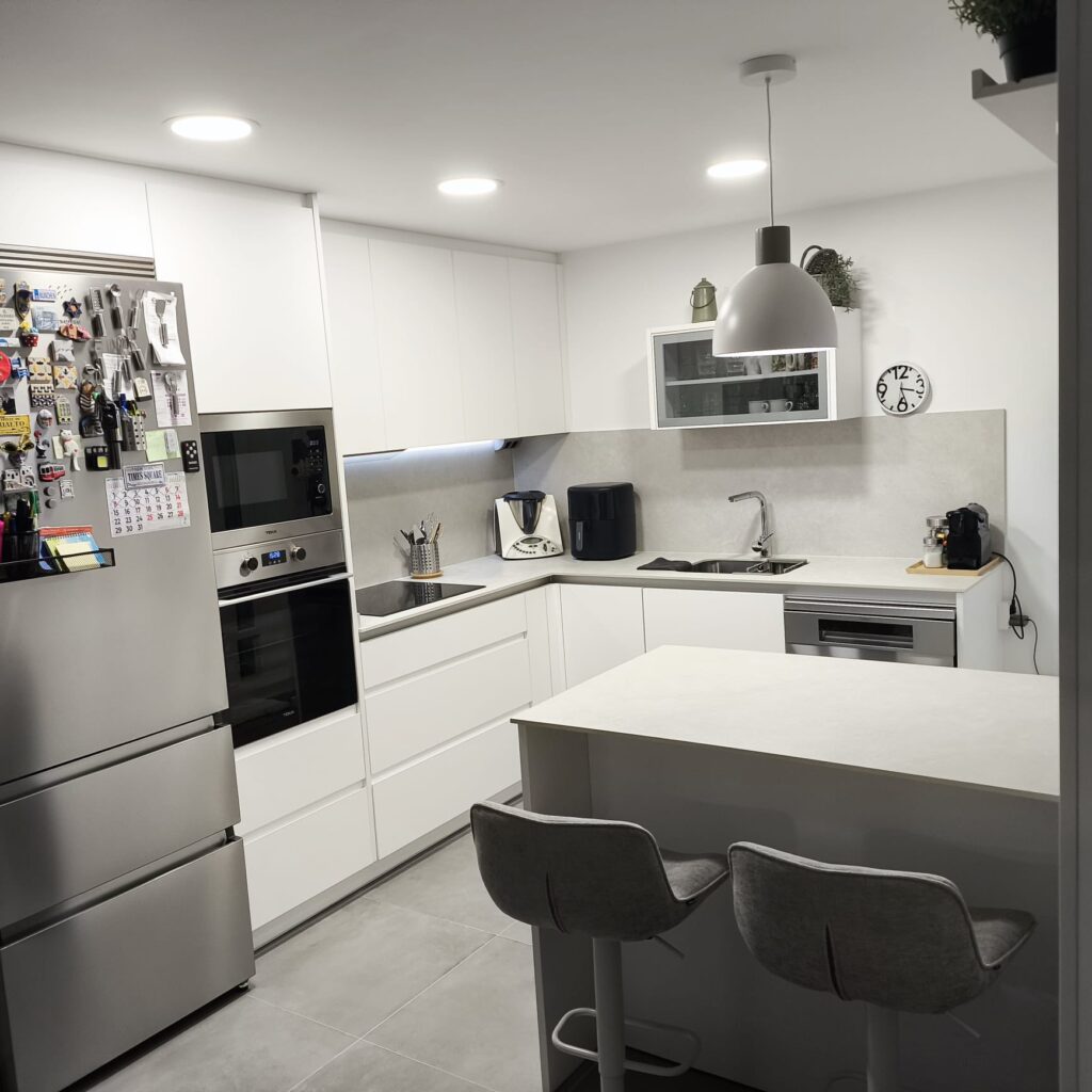 Isla central en porcelánico en cocina reformada en Navalcarnero