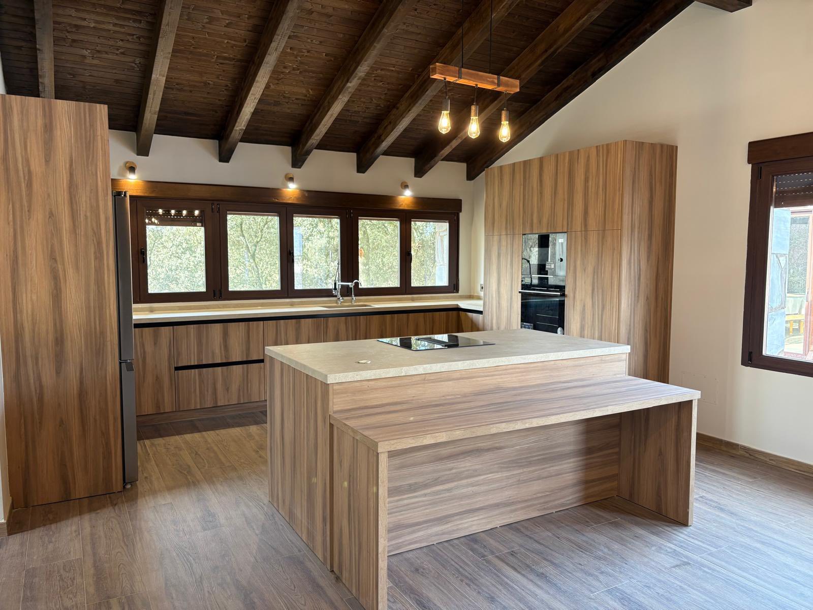 Cocina moderna | Sistema gola, puertas hidrófugas y isla en dos alturas