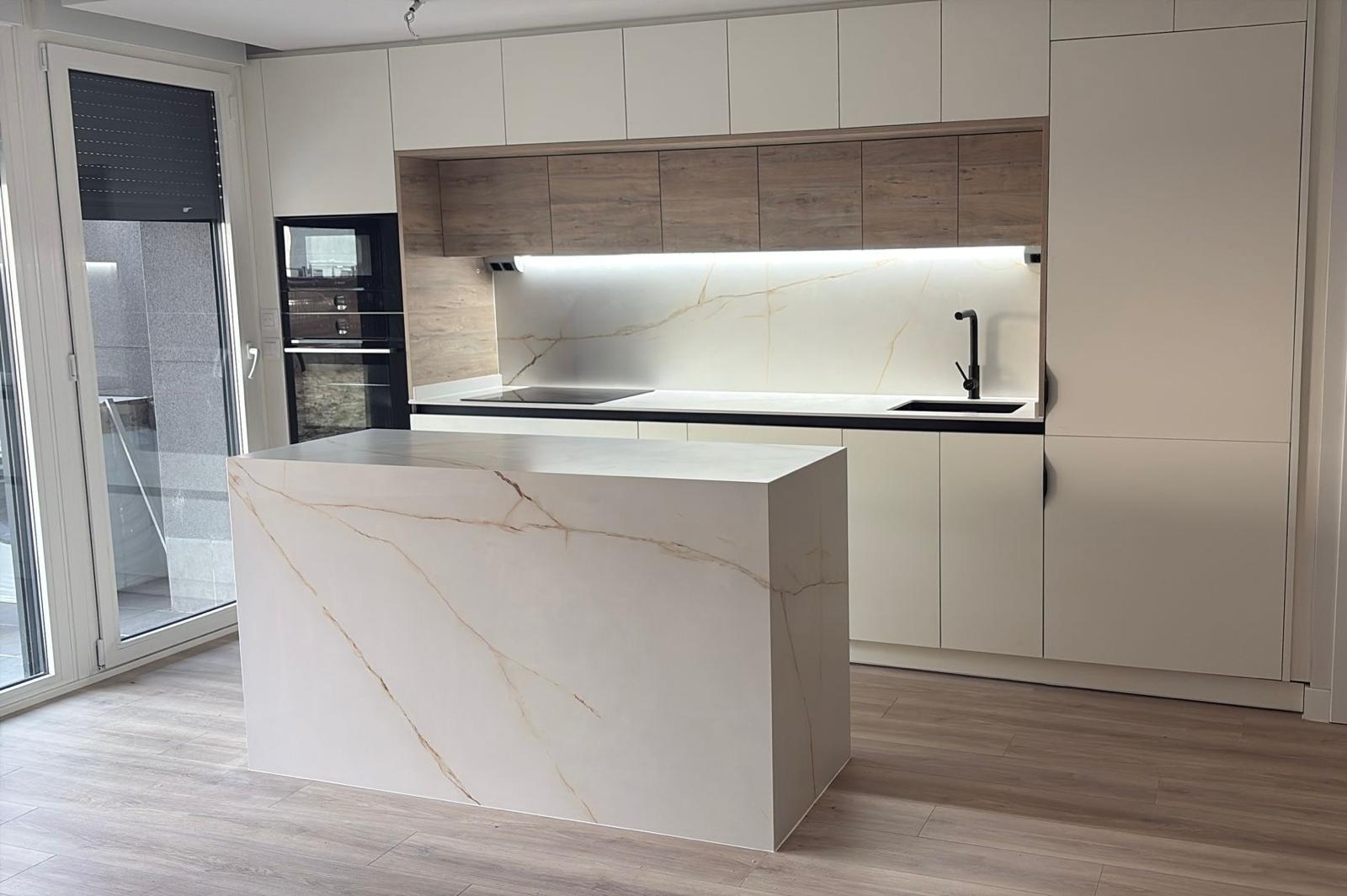 Cocina moderna con isla en cubo y sistema gola