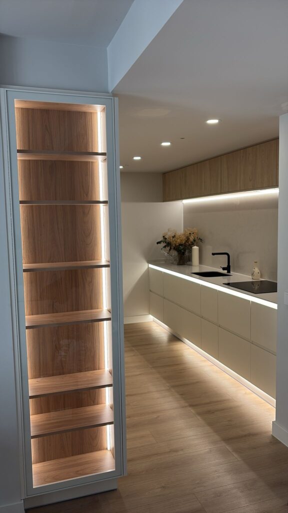 cocina de diseño con vitrina de madera y iluminación led
