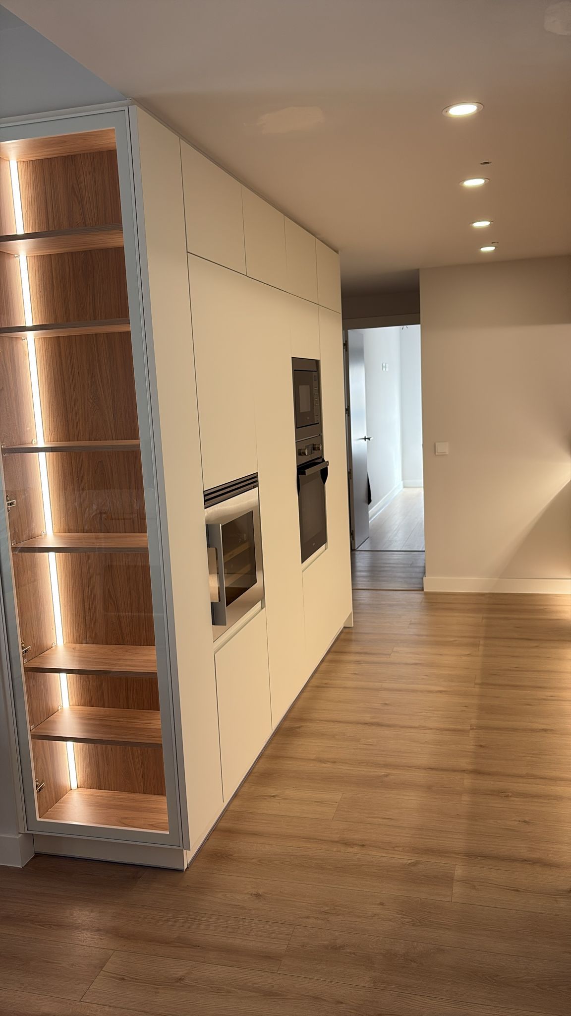 cocina moderna con vitrina iluminada con led en Navalcarnero
