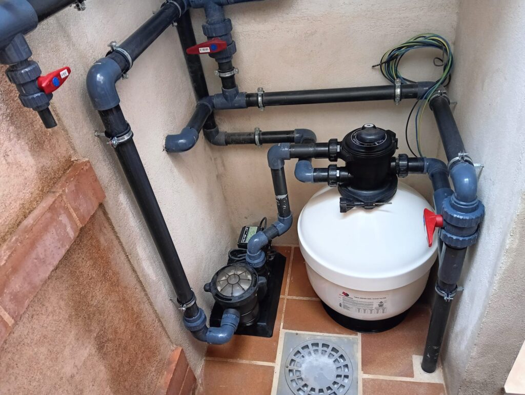 Instalación técnica de piscina con tuberías y filtro